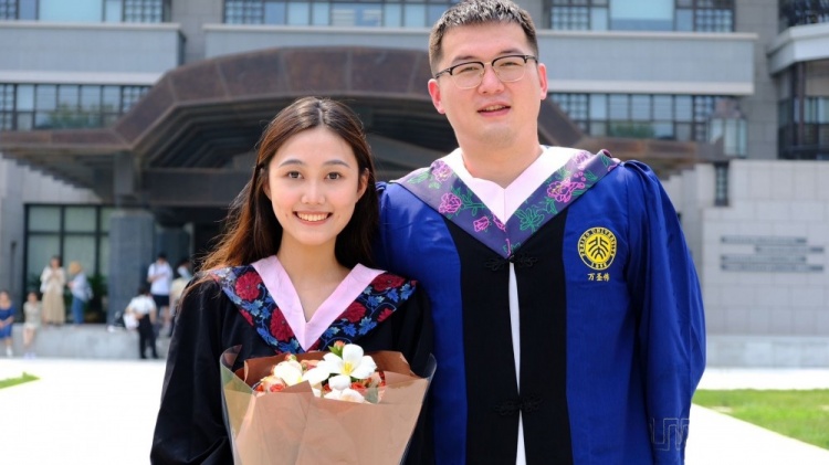 我们毕业啦🎓万圣伟晒与女友北大毕业照 广东男篮送上祝福